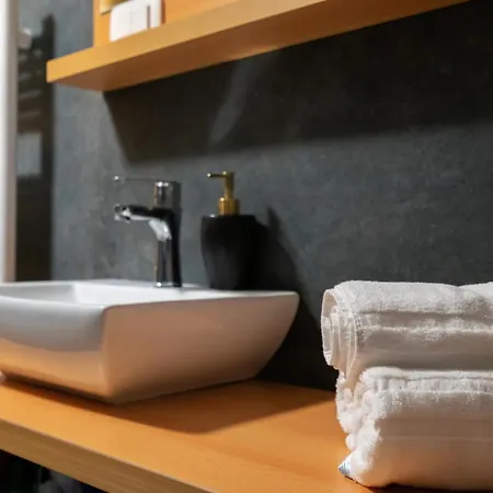 Апарт-отель Pj & Wellness - Hot Tub & Sauna - Free Parking 4*